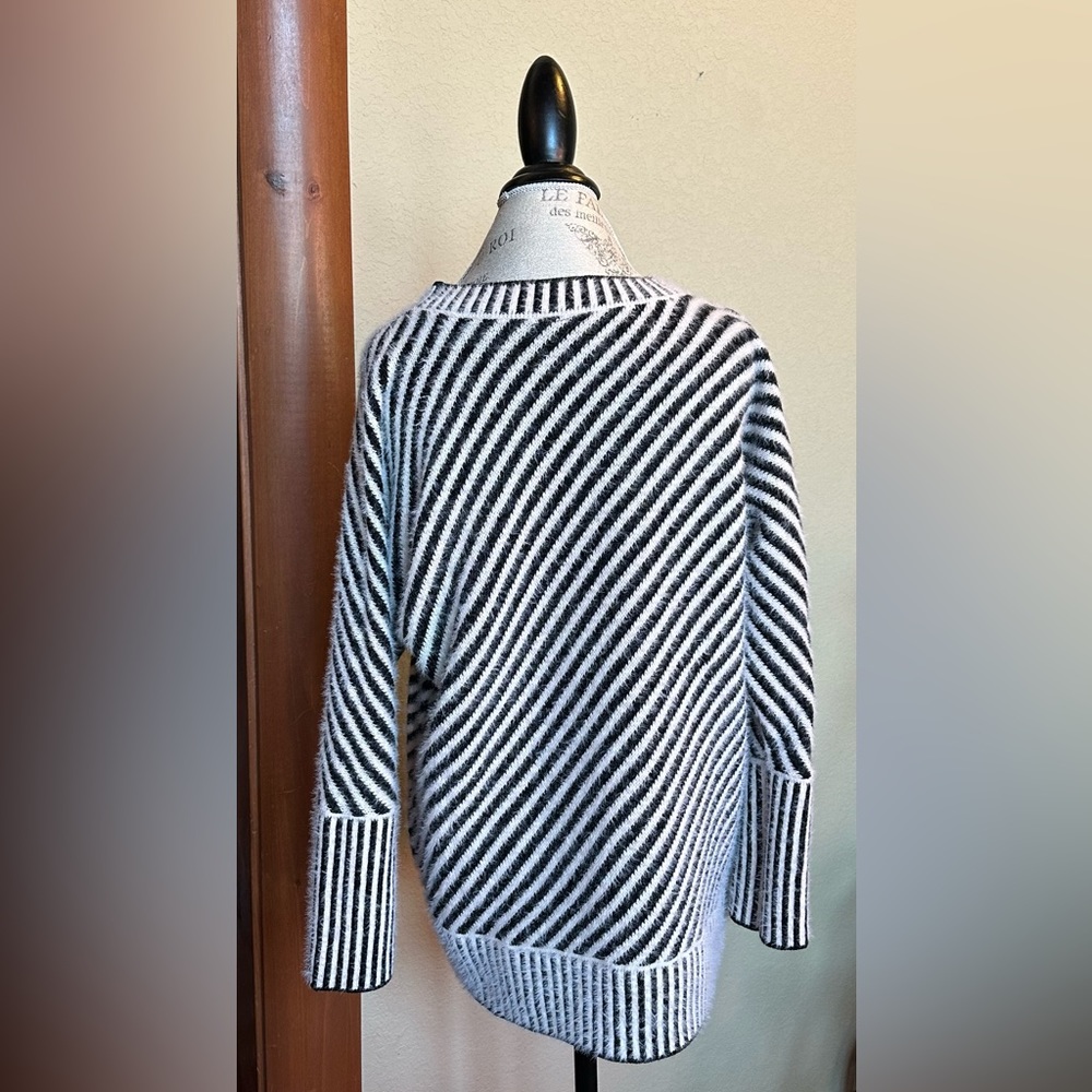 Beautiful soft and cozy sweater.